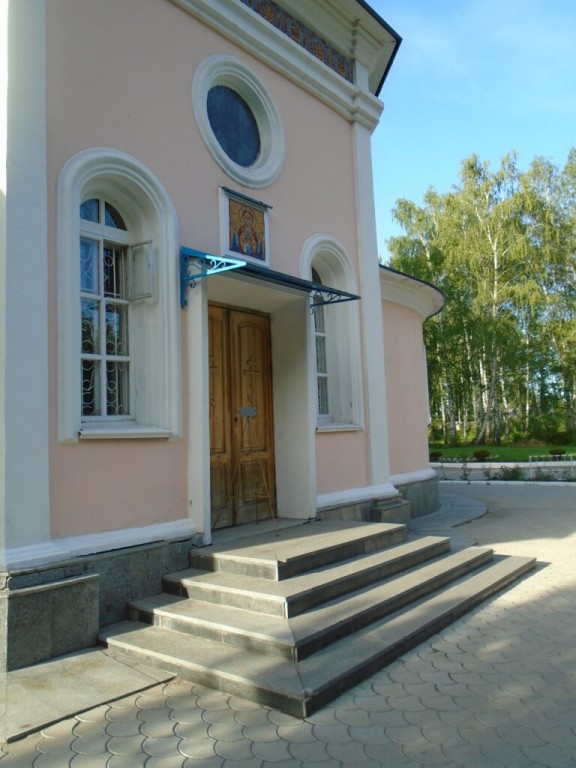 Новосибирск. Церковь Евгения мученика. архитектурные детали, Вход в церковь с южной стороны.