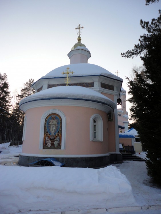 Новосибирск. Церковь Евгения мученика. фасады, Вид от сестринских корпусов