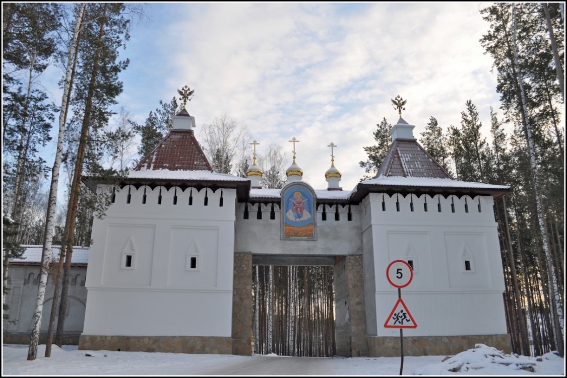 Среднеуральское подворье Серафимо-Дивеевского Троицкого монастыря, Среднеуральск (Верхняя Пышма (ГО Верхняя Пышма и ГО Среднеуральск), Свердловская область). фасады, Въездные ворота