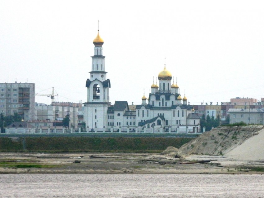 Собор Преображения Господня, Сургут (Сургутский район и г. Сургут, Ханты-Мансийский автономный округ). общий вид в ландшафте, Вид с реки Обь