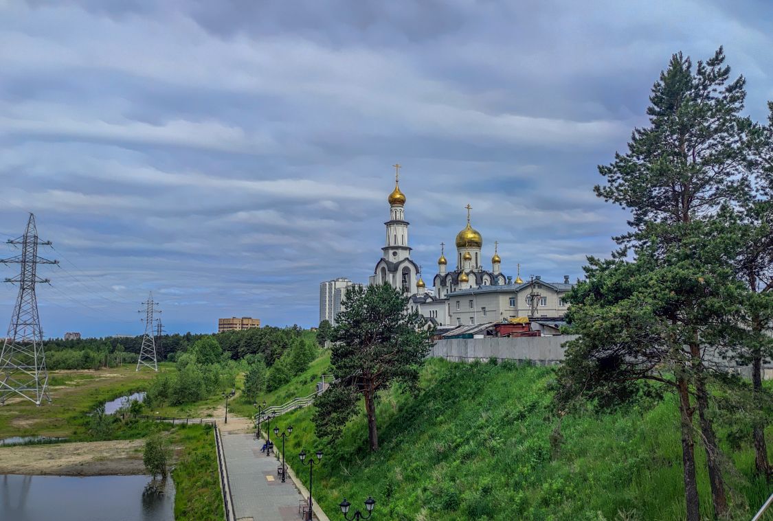 Сургут. Кафедральный собор Спаса Преображения. общий вид в ландшафте, Вид с юго-востока