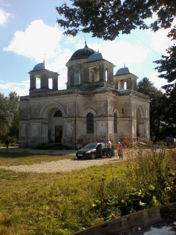 Родня. Церковь Успения Пресвятой Богородицы. фасады, Церковь востанавливают. Идут службы