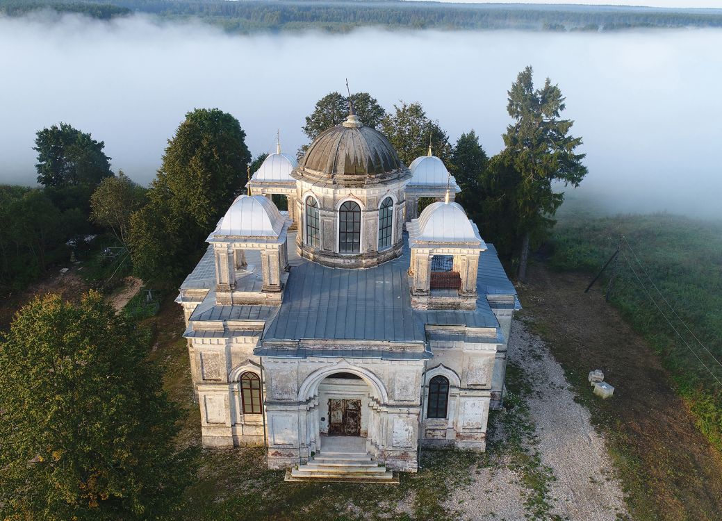 Церковь Успения Пресвятой Богородицы, Родня (Старицкий район, Тверская область). общий вид в ландшафте