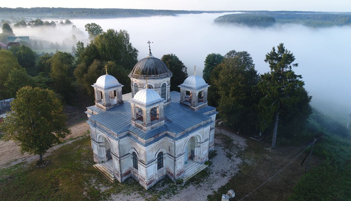 Церковь Успения Пресвятой Богородицы, Родня (Старицкий район, Тверская область). общий вид в ландшафте