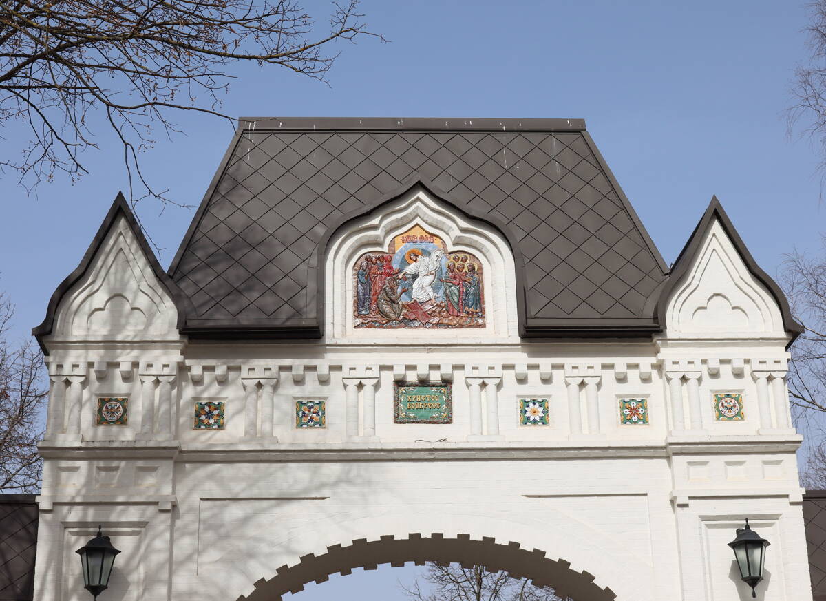 Церковь Воскресения Христова, Воскресенское (Новомосковский административный округ (НАО), г. Москва). дополнительная информация, Верняя часть ворот южной стороны ограды 