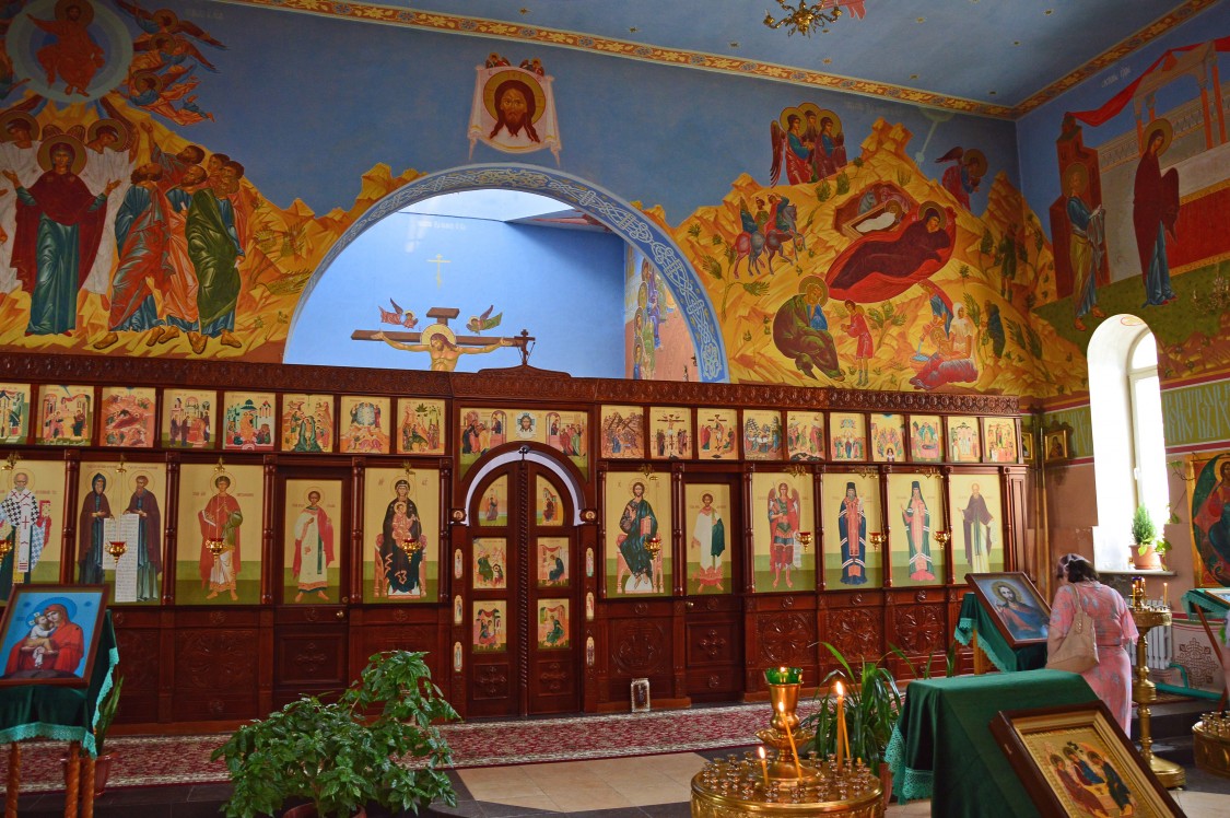 Грозный. Церковь Михаила Архангела. архитектурные детали, Вид на иконостас в храме