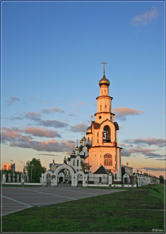 Сургут. Кафедральный собор Спаса Преображения. общий вид в ландшафте, фото Алексея Барахтенко