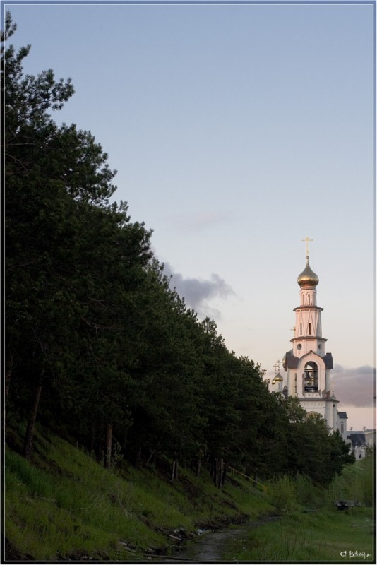 Сургут. Кафедральный собор Спаса Преображения. общий вид в ландшафте, фото Алексея Барахтенко