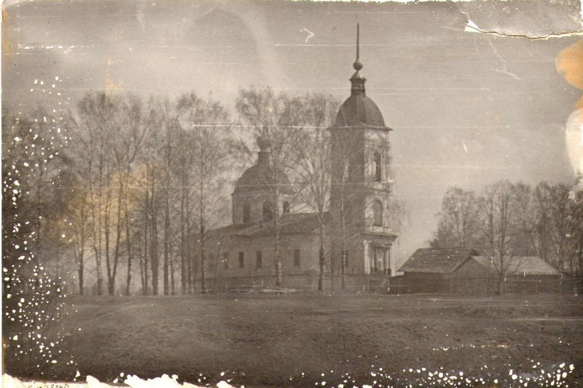 Церковь Воскресения Христова, Воскресенское (Лацковский с/о) (Некоузский район, Ярославская область). архивная фотография, Вид Храма в 1940-50 годы.
Шпиль после сильной грозы 1975 года не восстановлен.