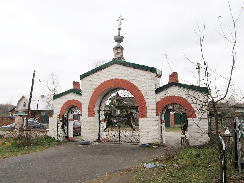Церковь Покрова Пресвятой Богородицы, Старый Покров (Орехово-Зуевский городской округ, Московская область). дополнительная информация, главные ворота ограды