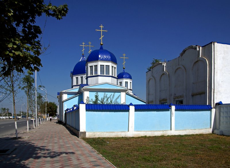 Грозный. Церковь Михаила Архангела. общий вид в ландшафте
