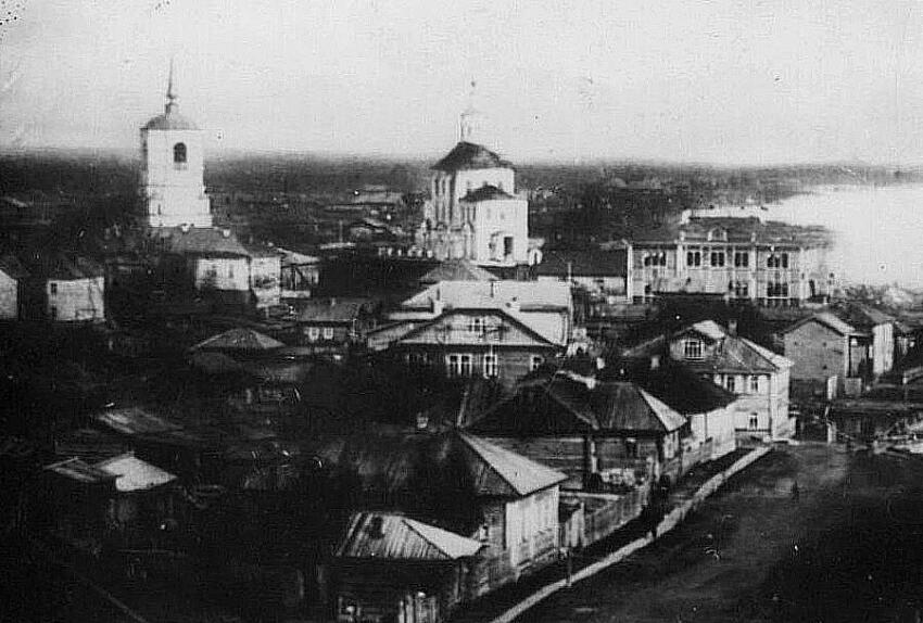 Собор Покрова Пресвятой Богородицы, Яренск (Ленский район, Архангельская область). архивная фотография, Вид на храм с колокольней с запада с колокольни Спасо-Преображенского собора.. Фотография 1909 года из фондов ЯКМ.