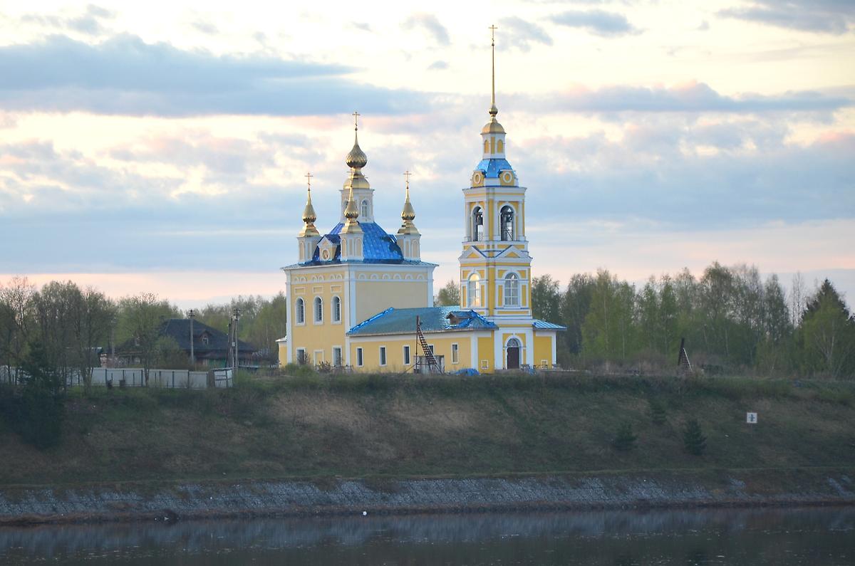 общий вид в ландшафте. Церковь Казанской иконы Божией Матери, Ивановское (Рыбинский район, Ярославская область)