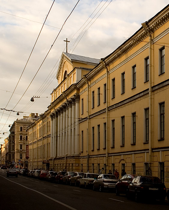 Центральный район. Домовая церковь Петра и Павла при Российском Государственном педагогическом университете имени А. И. Герцена. общий вид в ландшафте