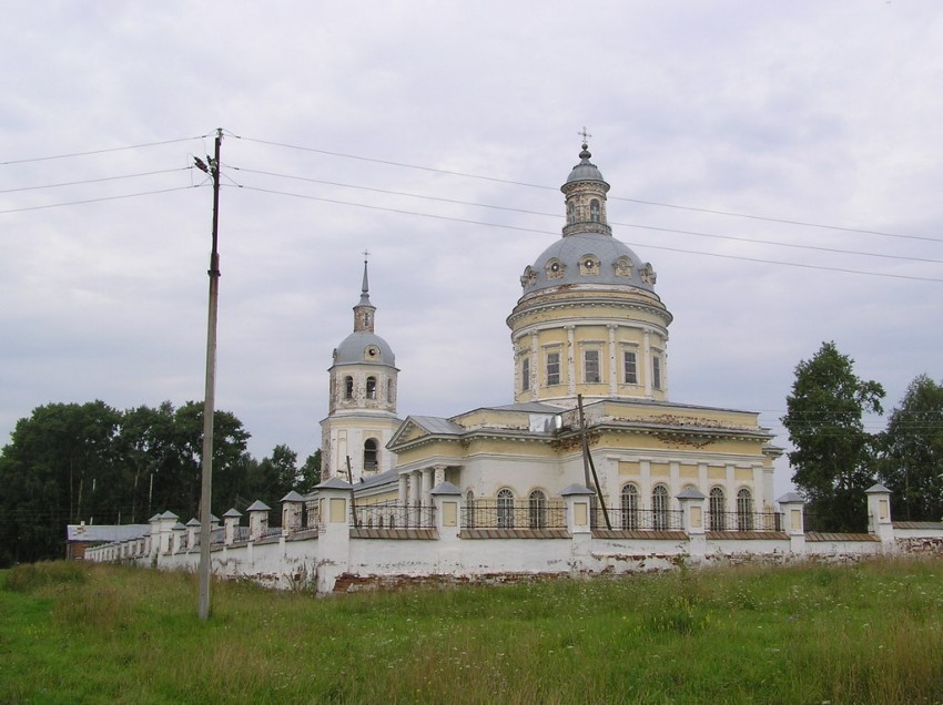 Каринка. Церковь Вознесения Господня. общий вид в ландшафте