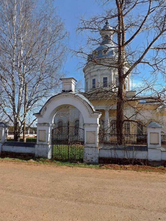 Церковь Вознесения Господня, Каринка (Кирово-Чепецкий район, Кировская область). дополнительная информация, Входные ворота