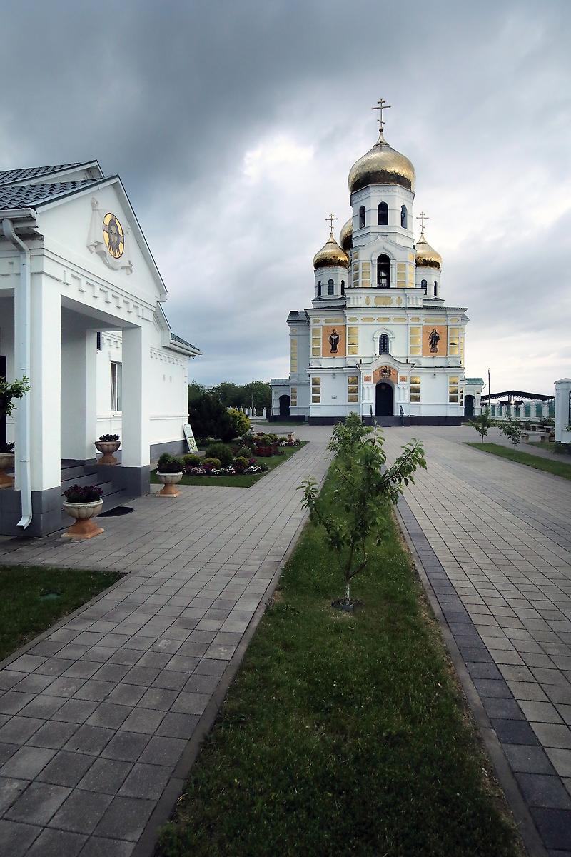 общий вид в ландшафте. Церковь Троицы Живоначальной, Новодонецкая (Выселковский район, Краснодарский край)