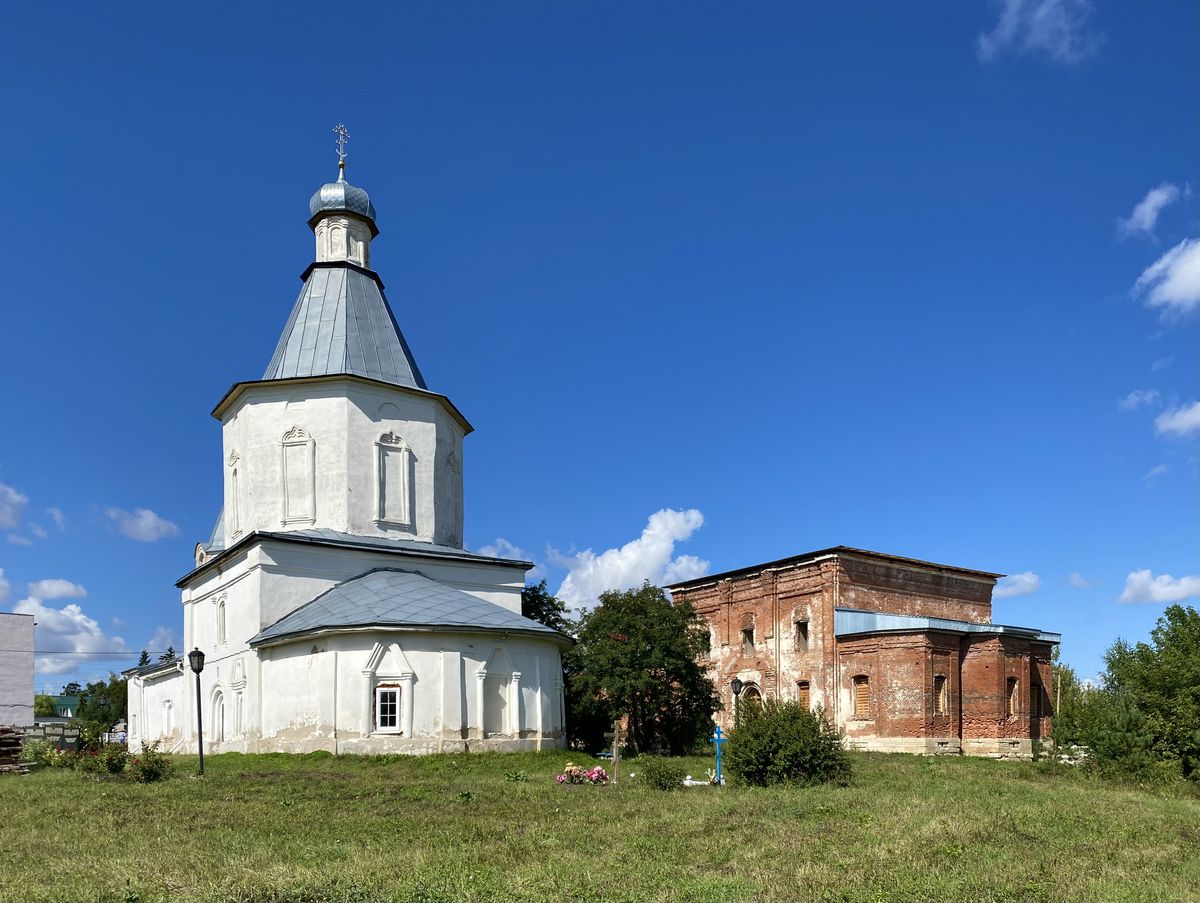 Вид с юго-востока, справа Троицкая церковь, общий вид в ландшафте. Церковь Казанской иконы Божией Матери, Талица (Елецкий район и г. Елец, Липецкая область)