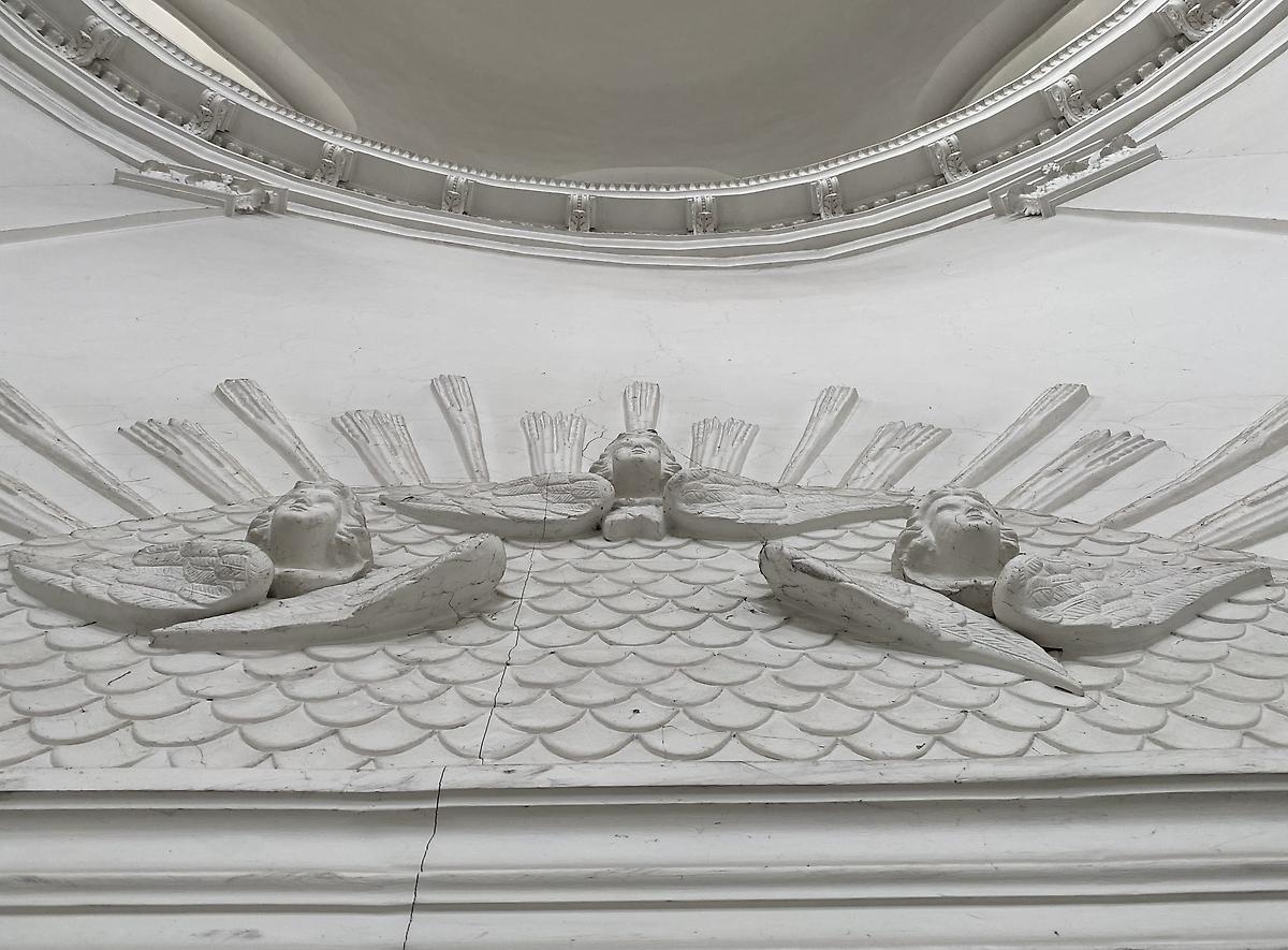 Лепнина над хорами, интерьер и убранство. Церковь Владимирской иконы Божией Матери, Баловнево (Данковский район, Липецкая область)