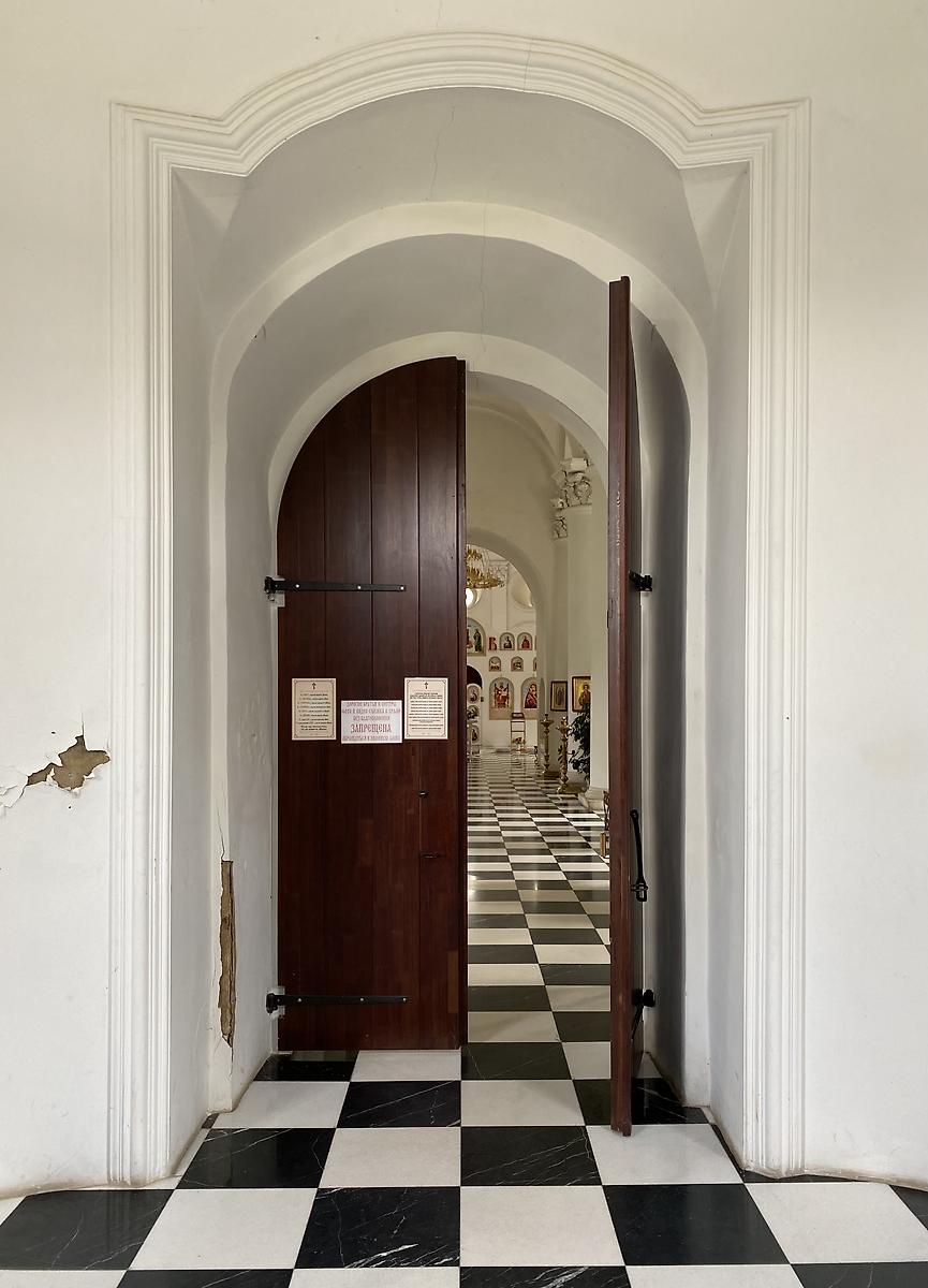 Дверь притвора, интерьер и убранство. Церковь Владимирской иконы Божией Матери, Баловнево (Данковский район, Липецкая область)