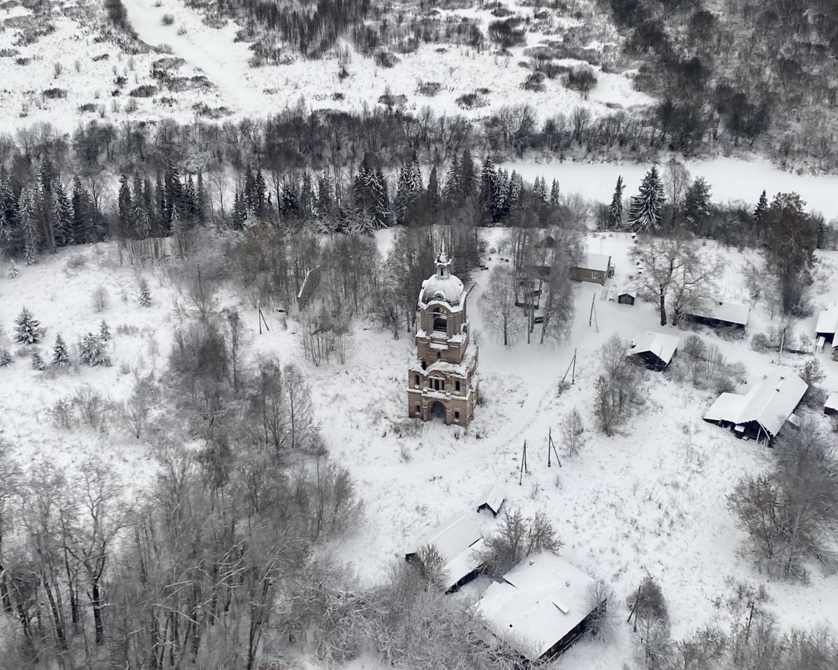 Сверху, общий вид в ландшафте. Колокольня церкви Богоявления Господня, Курино (Котельничский район, Кировская область)