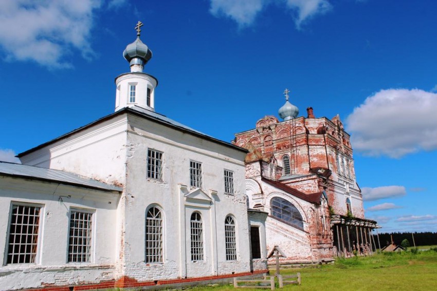 Артемиев Веркольский монастырь, Веркола (Новый Путь) (Пинежский район, Архангельская область). фасады, Южный фасад Артемьевского храма, на дальнем плане - Успенский собор.