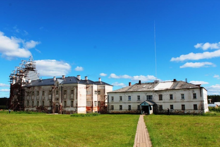 Артемиев Веркольский монастырь, Веркола (Новый Путь) (Пинежский район, Архангельская область). общий вид в ландшафте, Вид с северо-запада: слева - трапезная Казанская церковь, справа - настоятельский корпус.
