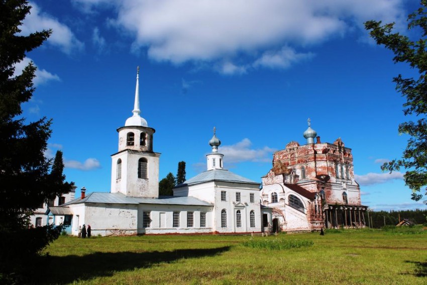 Артемиев Веркольский монастырь, Веркола (Новый Путь) (Пинежский район, Архангельская область). общий вид в ландшафте, Артемьевский храм и Успенский собор, вид с юго-запада