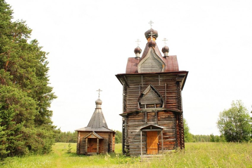 Артемиев Веркольский монастырь, Веркола (Новый Путь) (Пинежский район, Архангельская область). общий вид в ландшафте, Часовня Артемия Веркольского и храм Илии Пророка, вид с запада