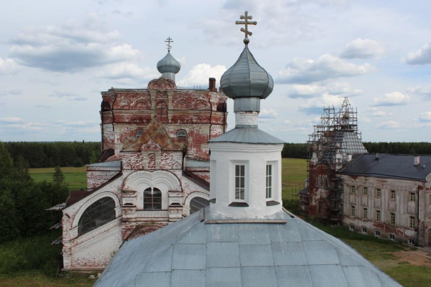 Артемиев Веркольский монастырь, Веркола (Новый Путь) (Пинежский район, Архангельская область). архитектурные детали, Вид с колокольни Артемьевского храма: на переднем плане - завершение основного объема Артемьевского храма, на дальнем плане - Успенский собор и Казанский храм.