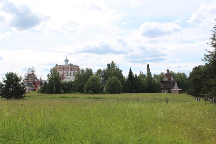 Артемиев Веркольский монастырь, Веркола (Новый Путь) (Пинежский район, Архангельская область). общий вид в ландшафте, 
Артемиев Веркольский монастырь

редактировать >> 

Вид с северо-востока, слева направо: Казанский храм, Успенский собор, Ильинский храм и Артемьевская часовня