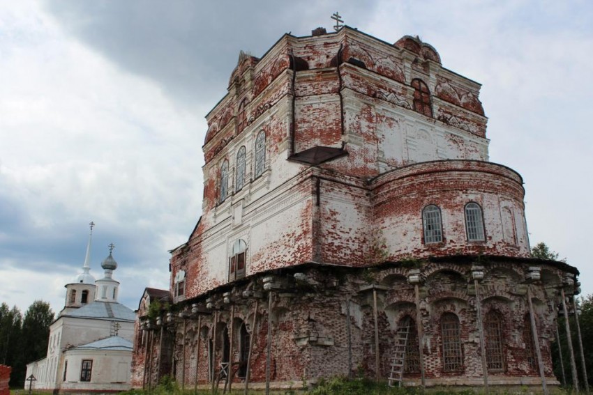 Артемиев Веркольский монастырь, Веркола (Новый Путь) (Пинежский район, Архангельская область). фасады, Вид с востока: Артеьевский храм и Успенский собор