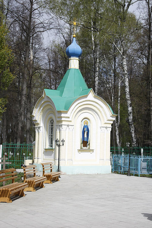 Пермь. Церковь Успения Пресвятой Богородицы на Старом Егошихинском кладбище. дополнительная информация, Часовня (надгробие Агафуровых) напротив главного входа в храм