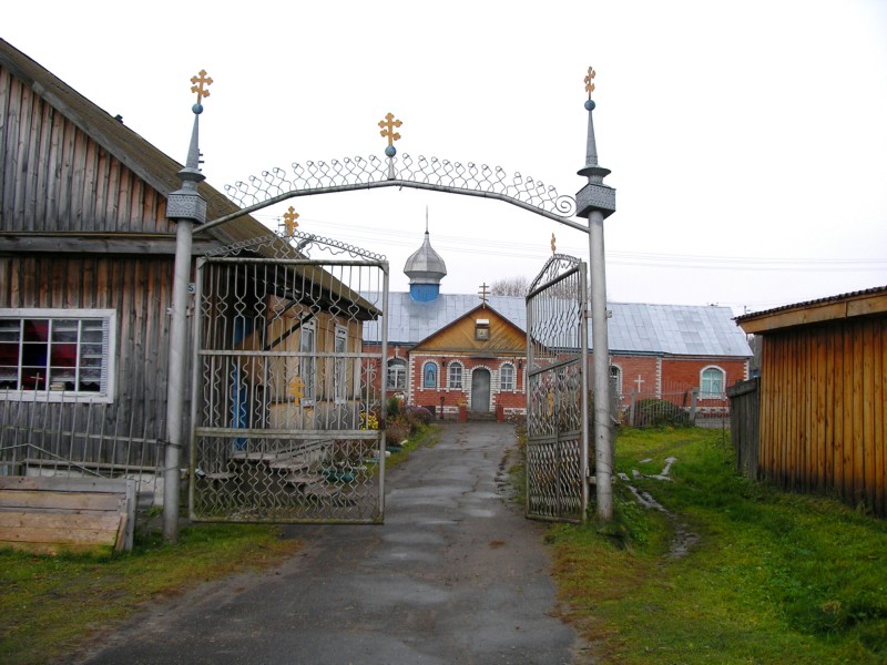 Молитвенный дом Успения Пресвятой Богородицы, Хвастовичи (Хвастовичский район, Калужская область). общий вид в ландшафте