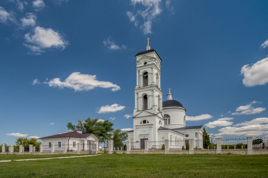 Скорняково. Церковь Михаила Архангела. общий вид в ландшафте