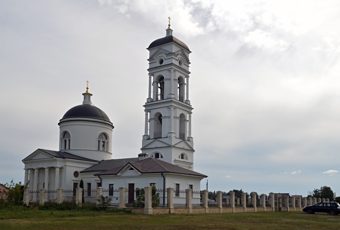Церковь Михаила Архангела, Скорняково (Задонский район, Липецкая область). фасады, Общий вид на ландшафте