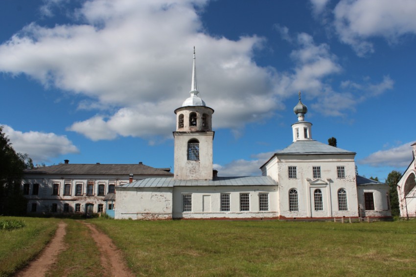 Артемиев Веркольский монастырь. Церковь Артемия Веркольского, Веркола (Новый Путь) (Пинежский район, Архангельская область). фасады, Вид с юга. На дальнем плане виден корпус для паломников
