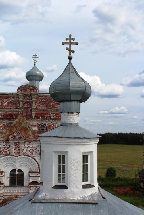 Артемиев Веркольский монастырь. Церковь Артемия Веркольского, Веркола (Новый Путь) (Пинежский район, Архангельская область). архитектурные детали, Вид с колокольни храма: на переднем плане - купол основного объема, на дальнем плане - купол Успенского собора.