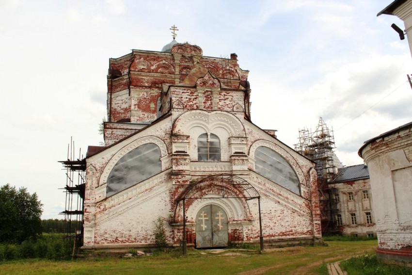 Веркола (Новый Путь). Артемиев Веркольский монастырь. Собор Успения Пресвятой Богородицы. общий вид в ландшафте, Вид с запада