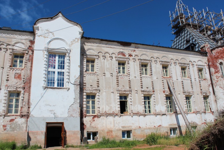 Веркола (Новый Путь). Артемиев Веркольский монастырь. Трапезная церковь Казанской иконы Божией Матери. фасады, Южный фасад трапезного корпуса с Казанским храмом