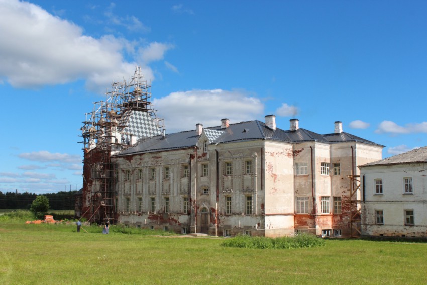 Веркола (Новый Путь). Артемиев Веркольский монастырь. Трапезная церковь Казанской иконы Божией Матери. общий вид в ландшафте, Вид с северо-запада