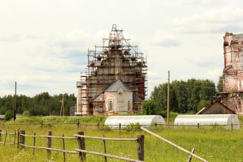 Артемиев Веркольский монастырь. Трапезная церковь Казанской иконы Божией Матери, Веркола (Новый Путь) (Пинежский район, Архангельская область). общий вид в ландшафте, Вид с востока, в центре - Казанский храм при трапезном корпусе, справа - Успенский собор.
