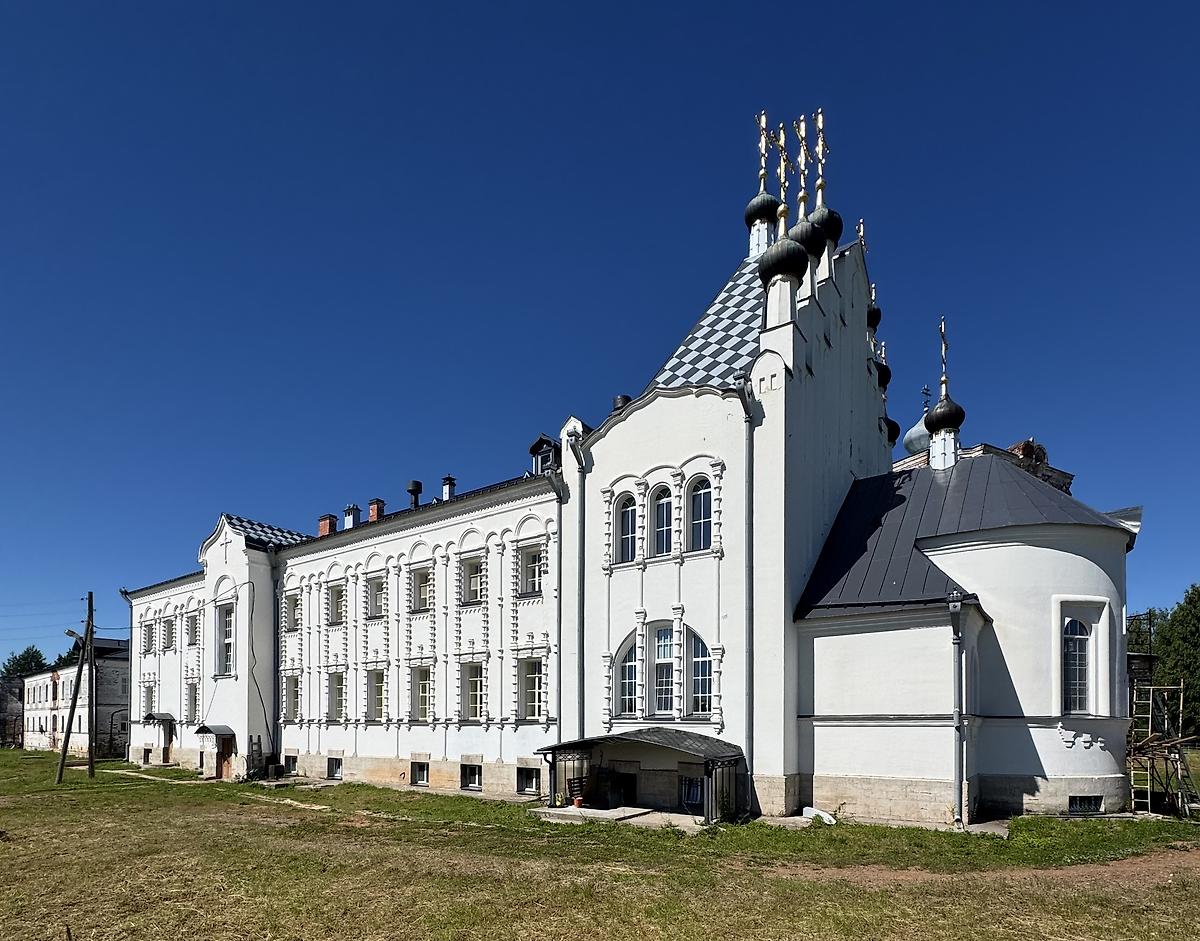 Вид с юго-востока, фасады. Артемиев Веркольский монастырь. Трапезная церковь Казанской иконы Божией Матери, Новый Путь (Веркола) (Пинежский район, Архангельская область)