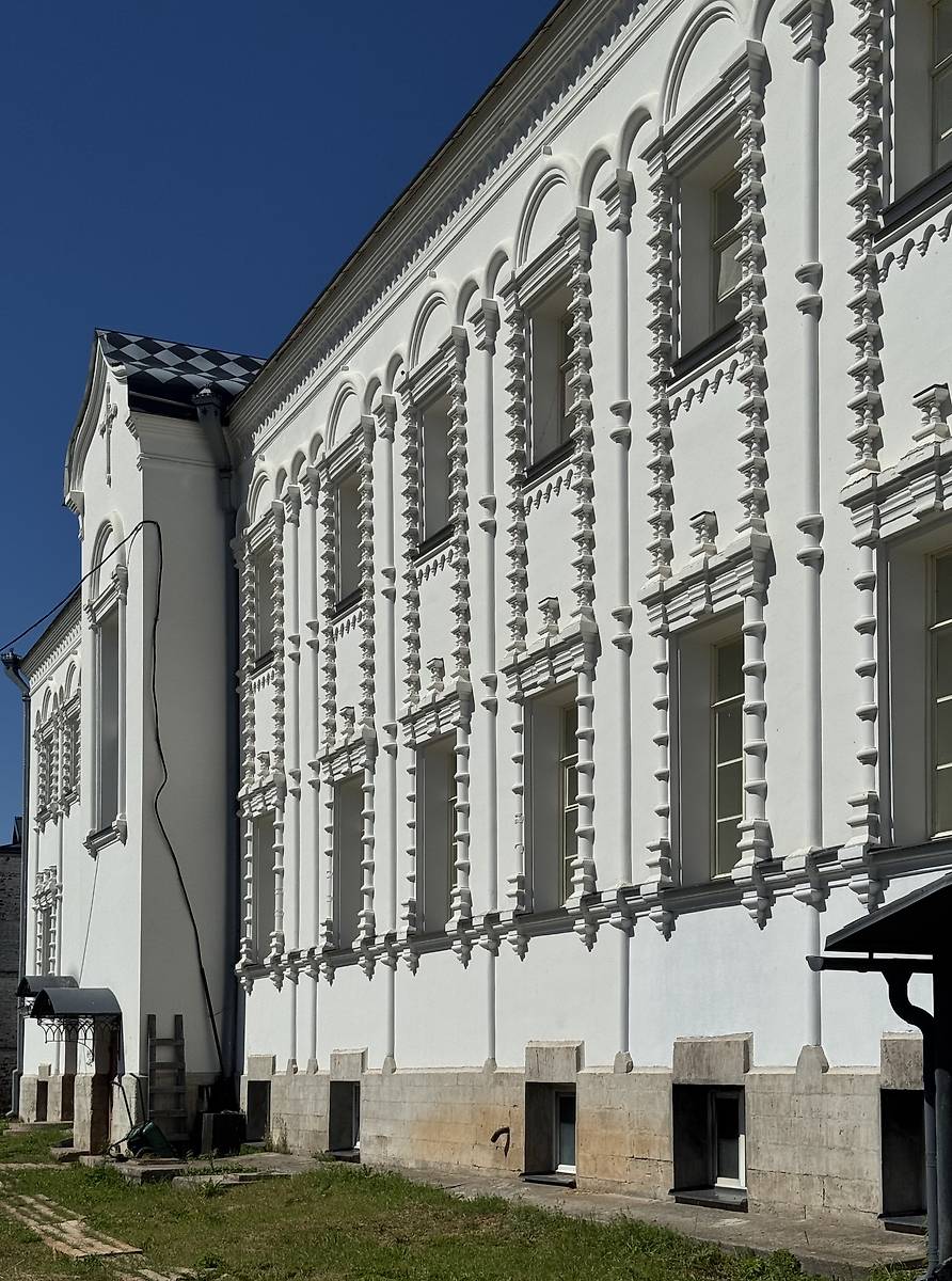 Южный фасад, архитектурные детали. Артемиев Веркольский монастырь. Трапезная церковь Казанской иконы Божией Матери, Новый Путь (Веркола) (Пинежский район, Архангельская область)