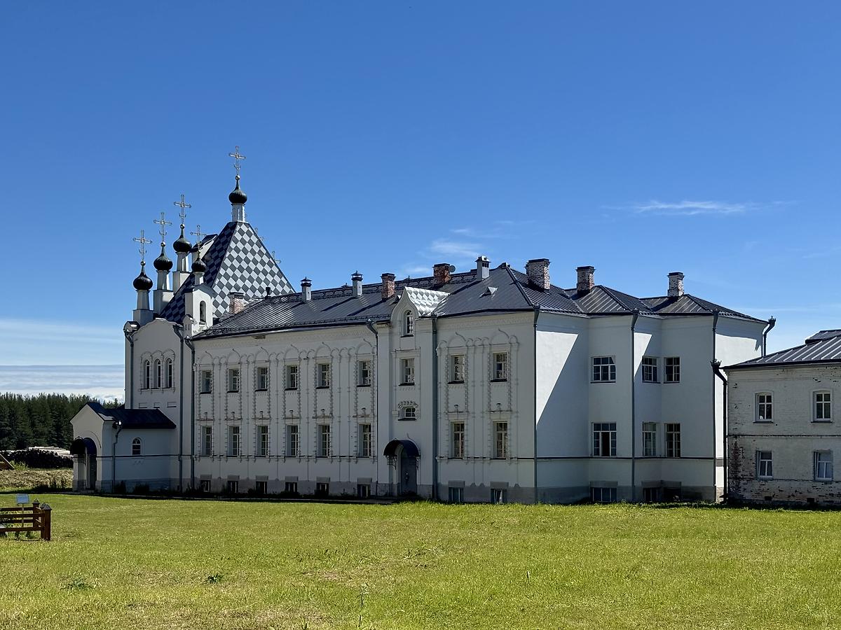 Вид с северо-запада, фасады. Артемиев Веркольский монастырь. Трапезная церковь Казанской иконы Божией Матери, Новый Путь (Веркола) (Пинежский район, Архангельская область)