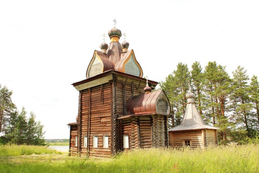 Артемиев Веркольский монастырь. Церковь Илии Пророка, Веркола (Новый Путь) (Пинежский район, Архангельская область). фасады, Храм Илии Пророка и часовня Артемия Веркольского, вид с юго-востока