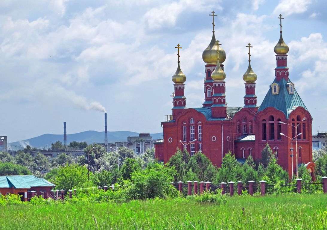 Краснокаменск. Церковь Спаса Нерукотворного Образа. общий вид в ландшафте