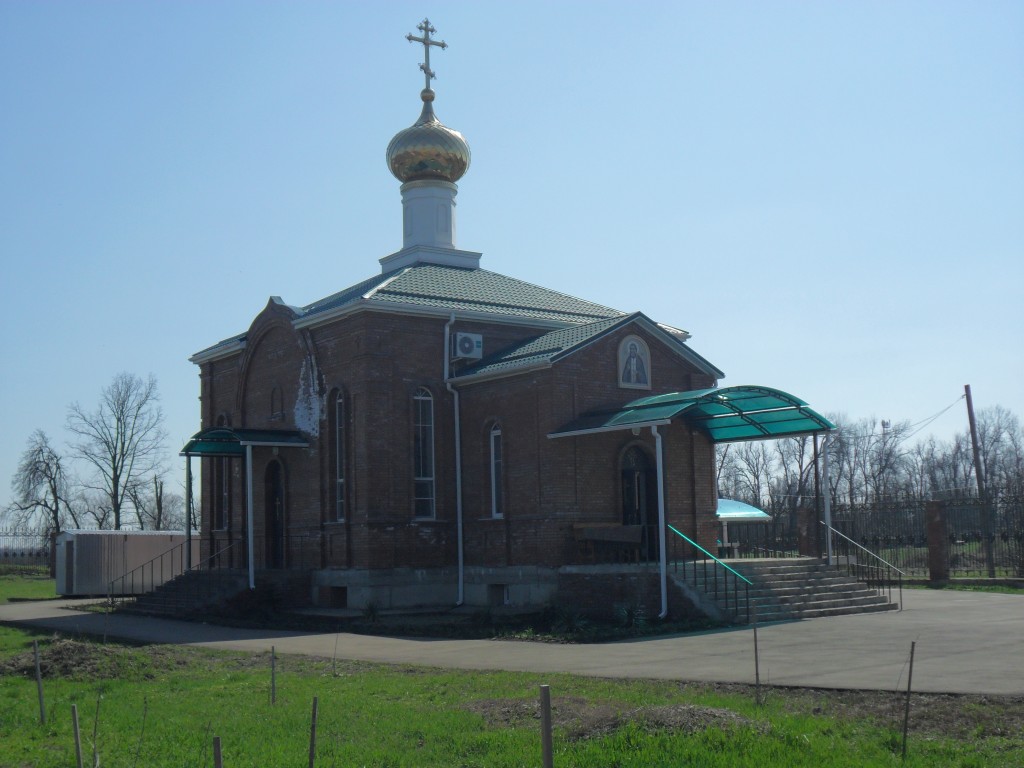 Лазурный. Церковь Серафима Саровского. фасады