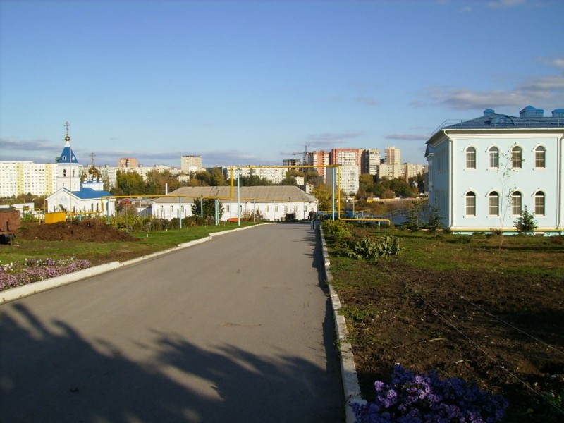 Иверский  женский  монастырь, Ростов-на-Дону (Ростов-на-Дону, город, Ростовская область). художественные фотографии, Территория  монастыря.  Вид  от  ворот