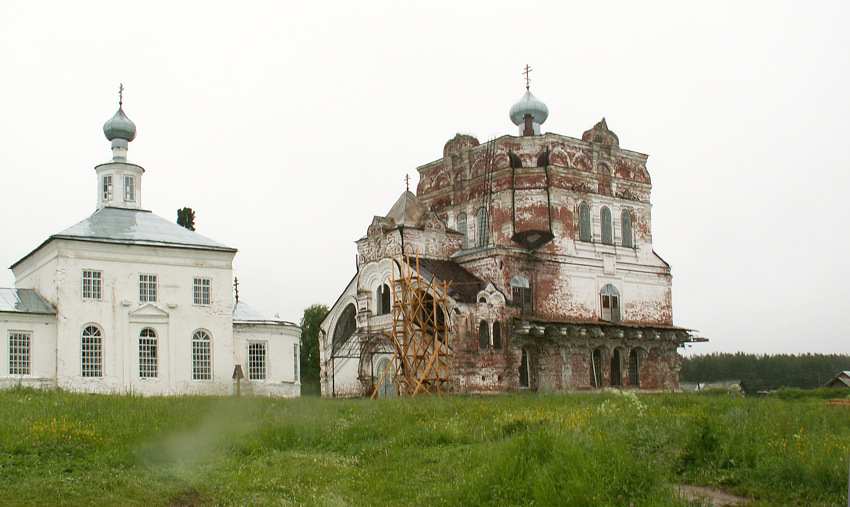 Веркола (Новый Путь). Артемиев Веркольский монастырь. Собор Успения Пресвятой Богородицы. общий вид в ландшафте, справа собор Успения Пресвятой Богородицы, слева храм Артемия Веркольского